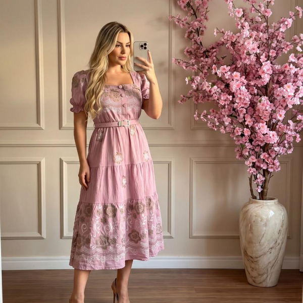 Vestido Midi Bordado Rosa Ametista com Cinto e Manga Bufante – AL003