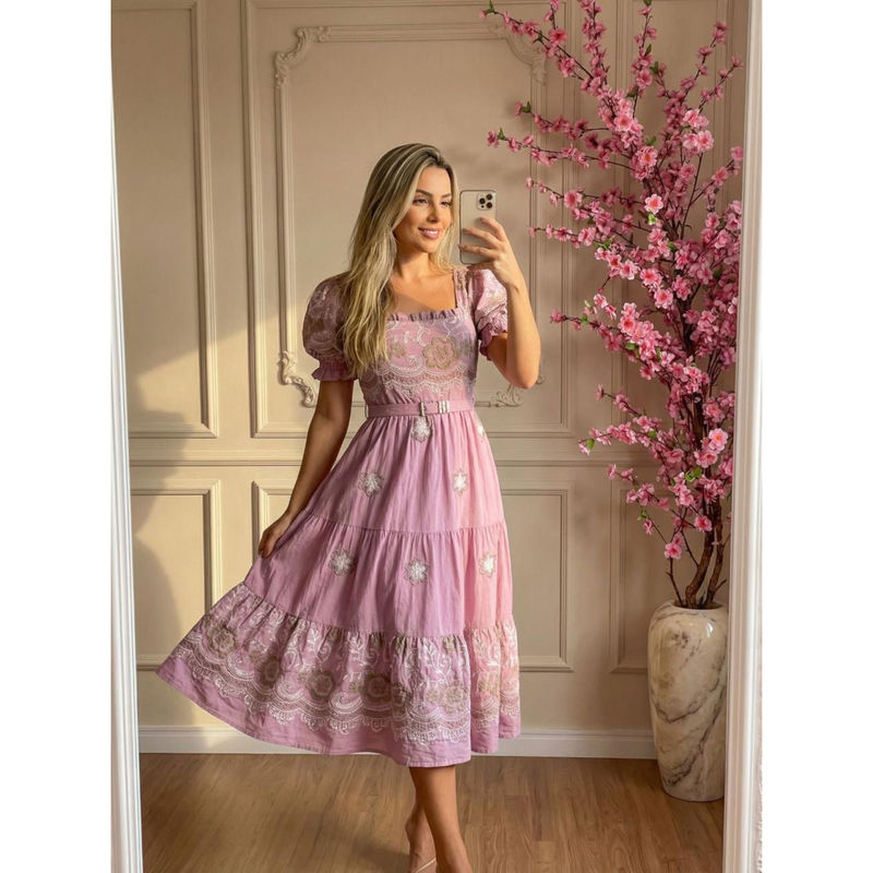 Vestido Midi Bordado Rosa Ametista com Cinto e Manga Bufante – AL003
