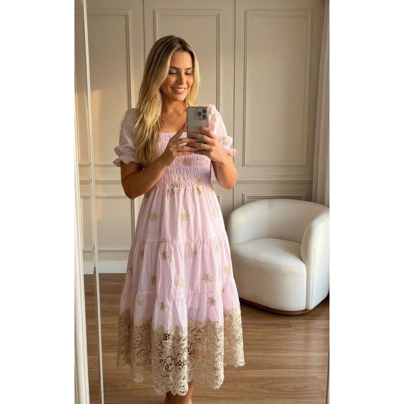 Vestido Midi Lilás Bordado Feminino Elegante Manga Curta com Detalhes Delicados AL009