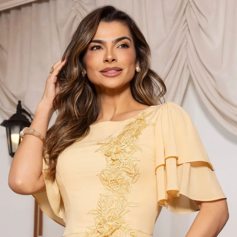 Vestido Midi Crepe com Babados na Manga e Aplicação em Guipir Elegante – AL009