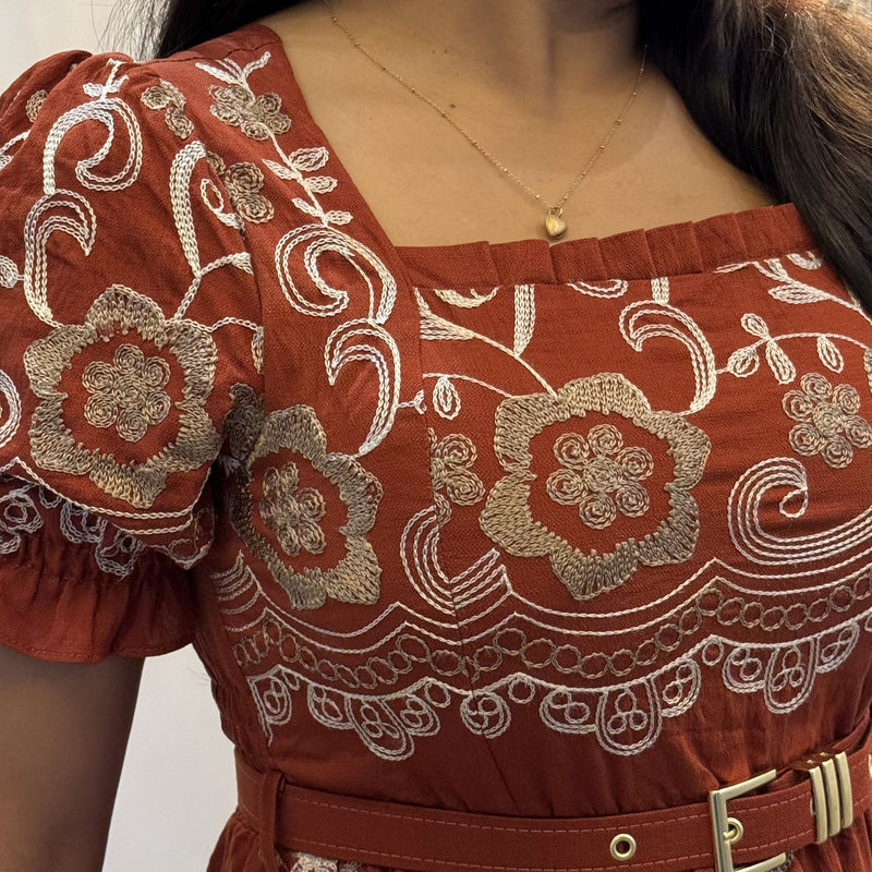 Vestido Midi Bordado Terracota Ametista Suave com Cinto – AL002